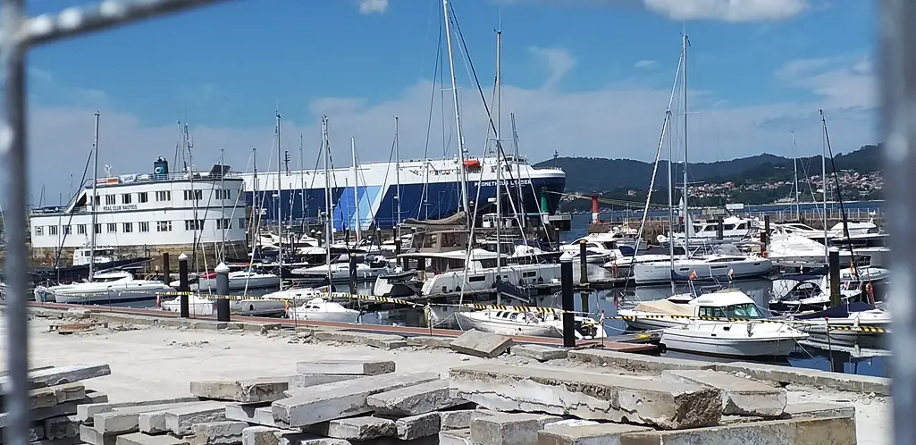 Barco ro-ro 'Prometheus Leader', atracado en Vigo e en corentena, tras confirmarse 6 positivos de Covid-19, tres coa variante india do virus [Imaxe: Europa Press].