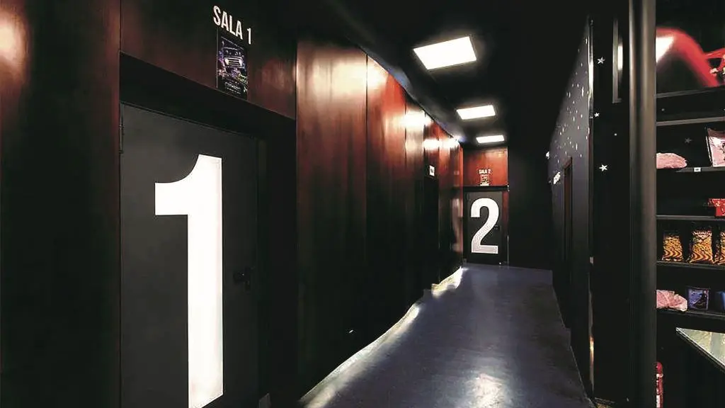 Portas &aacute;s salas de cine do Minicines Central da Estrada. (Foto: N&oacute;s Diario)