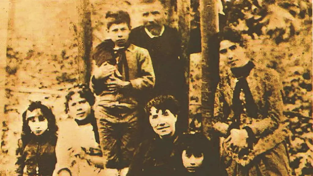 Rosal&iacute;a e a familia en 1884. (Foto: N&oacute;s Diario)