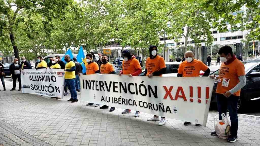 Traballadores de Alu Ibérica nunha concentración para pedir actuar sobre a factoría. (Foto: Comité de Empresa).