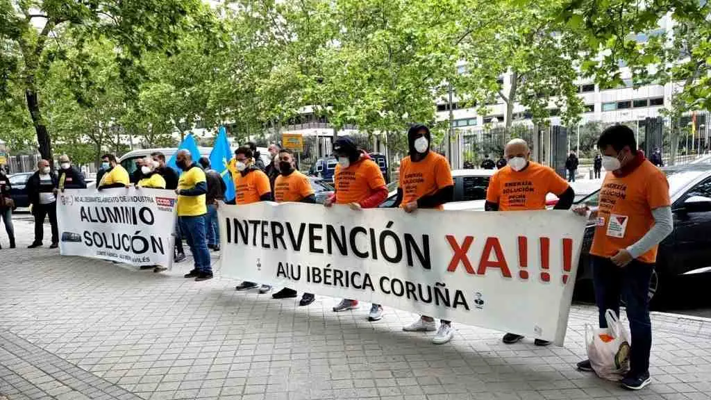 Traballadores de Alu Ib&eacute;rica nunha concentraci&oacute;n para pedir actuar sobre a factor&iacute;a. (Foto: Comit&eacute; de Empresa).