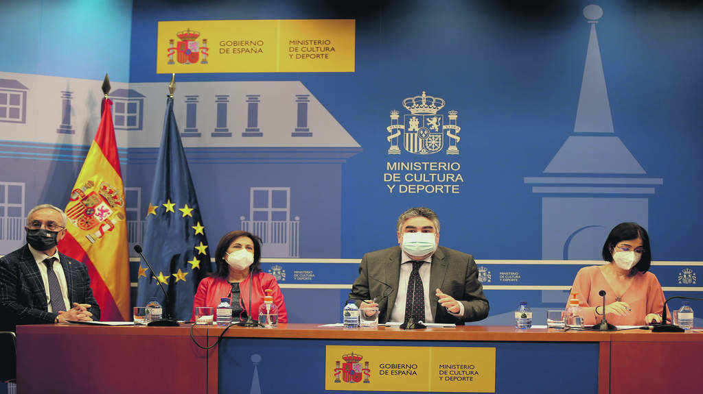 Alejandro Blanco e Margarita Robles (esquerda), con Uribes e Carolina Darias. (Foto: Europa Press).