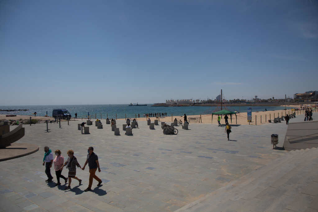 Praia en Barcelona onte. O control da capacidade é unha das restricións que os territorios manterán. (Foto: David Zorrakino / Europa Press)