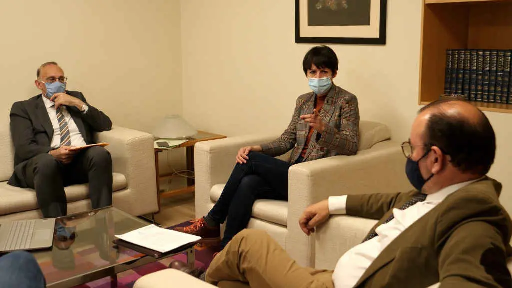 Reuni&oacute;n de Ana Pont&oacute;n no Parlamento cos reitores das universidades galegas. (Foto: N&oacute;s Diario)