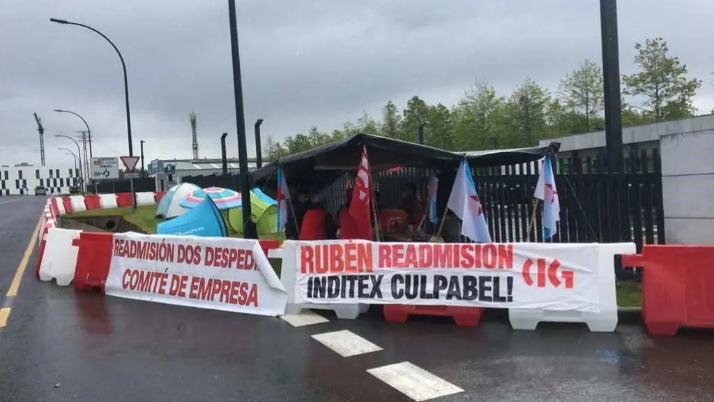 Campamento de Veolia pola readmisi&oacute;n dun traballador. (Foto: CIG)