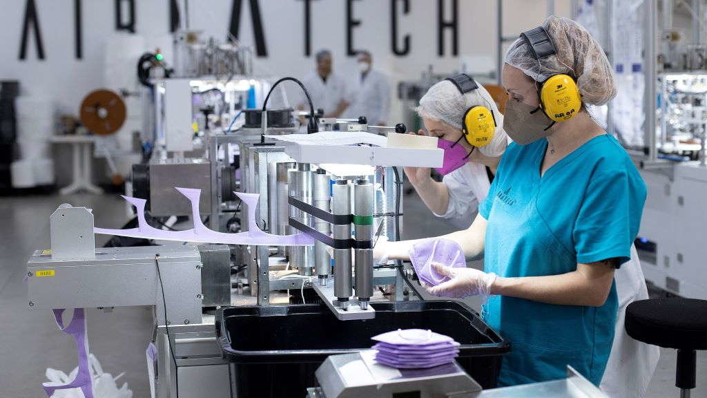 Fabricación de máscaras nunha empresa española. (Foto: Carmen Ripollés / Europa Press)