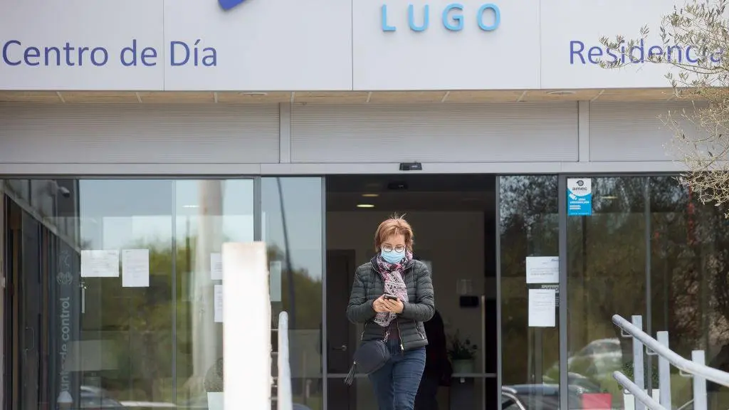 Unha persoa no acceso a un centro residencial lucense. (Foto: Carlos Castro / Europa Press)