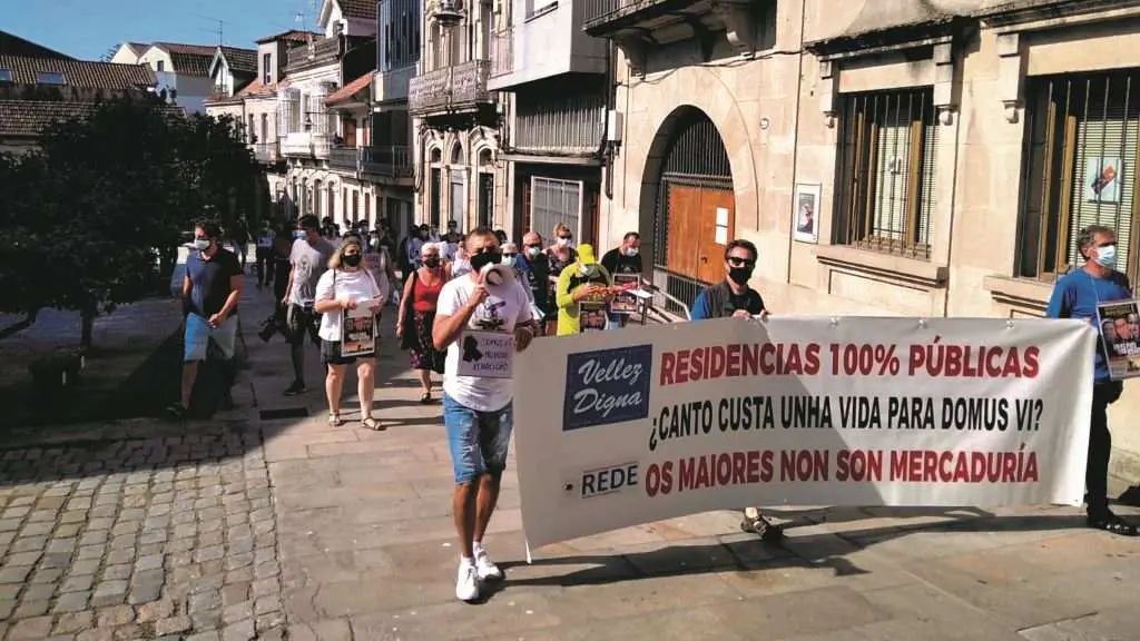 Protesta de familiares de usuarias e usuarios da residencia de DomusVi de Ald&aacute;n, en Cangas. (Foto: Ant&iacute;a P&eacute;rez)