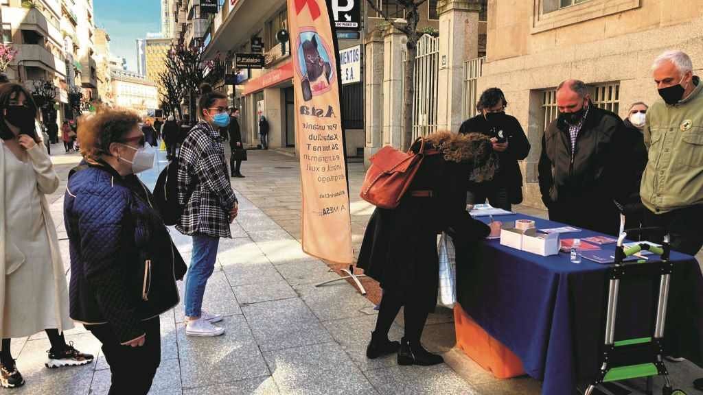 Recollida de sinaturas en Ourense a prol da iniciativa Xabarín. (Foto: Nós Diario)