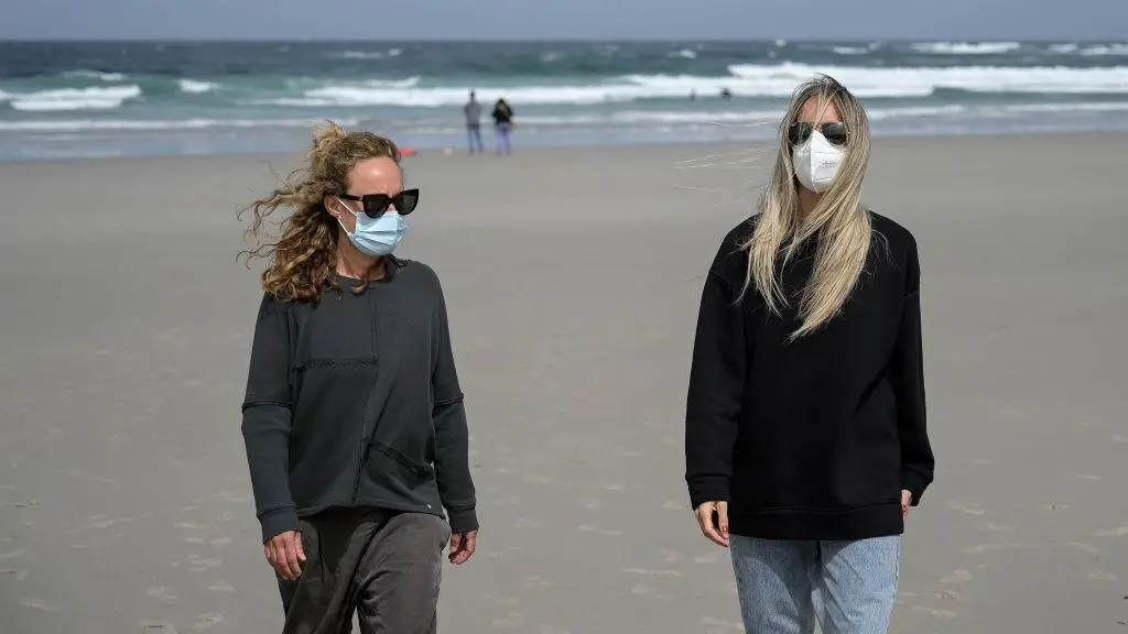 Usuarias con m&aacute;scaras nunha praia da Laracha, que fica no nivel alto de limitaci&oacute;ns. (Foto: M. Dylan / Europa Press)