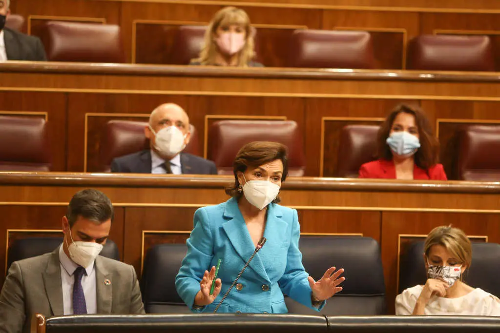 Carmen Calvo durante a s&uacute;a intervenci&oacute;n no Congreso, entre Pedro S&aacute;nchez e Yolanda D&iacute;az. (Foto: R.Rubio.POOL / Europa Press)
