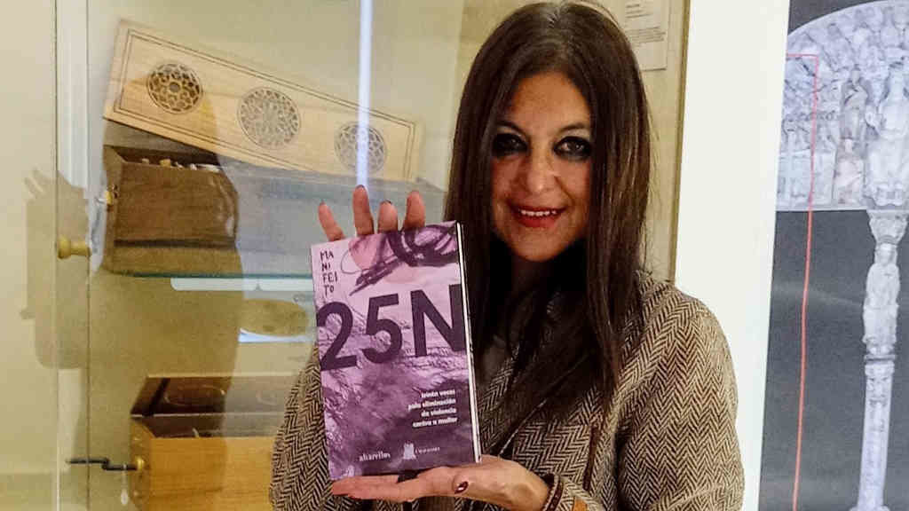 A escritora Montserrat González Álvarez cun exemplar do 'Manifesto 25N' (Nós Diario).