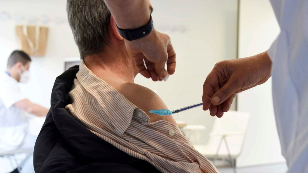 Un home recibe unha dose da vacina contra o coronavirus en Vigo. (Foto: Europa Press)