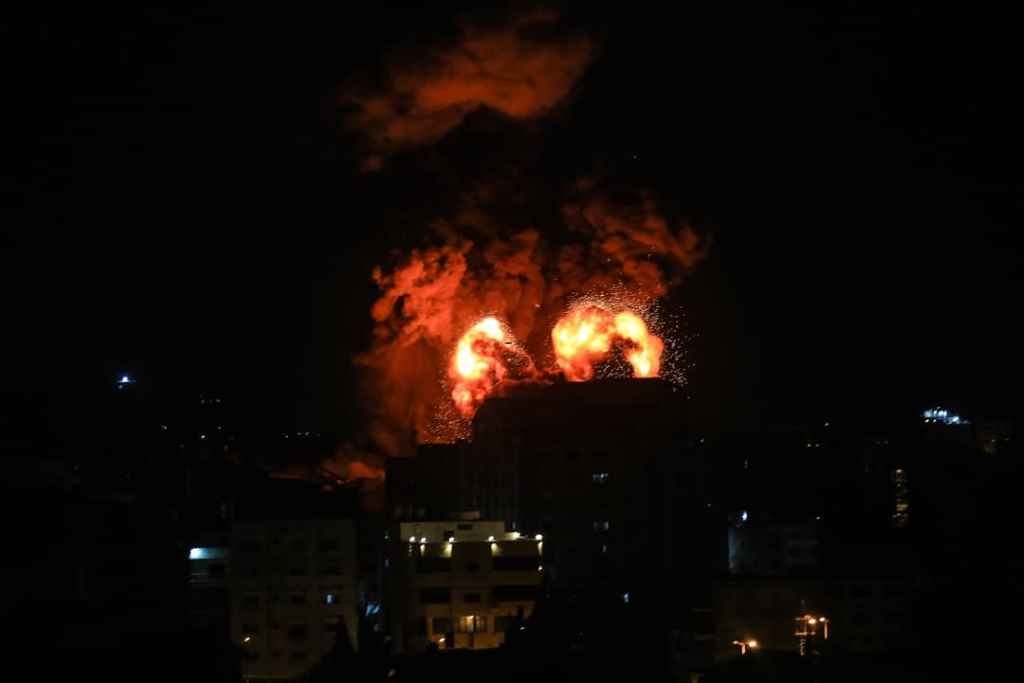Un ataque israelí en Gaza na noite da quinta feira (Imaxe: Mahmoud Khattab / Quds Net News Vi / DPA)