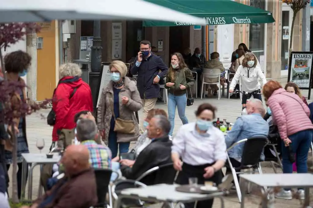 Varias persoas, en Ribadeo (Imaxe: Carlos Castro / Europa Press)