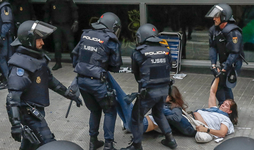 Policía agredindo cidadás en Barcelona, o 1 de outubro de 2017, para evitar o referendo. (Foto: Vilaweb)