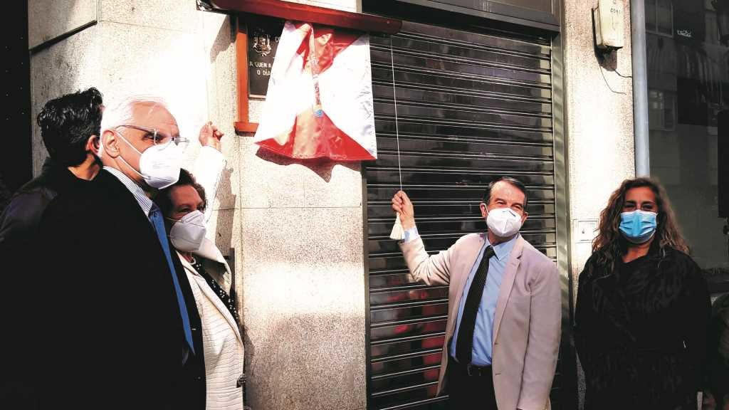 Acto de descuberta da placa na rúa Zamora, en Vigo (Foto: Nós Diario).