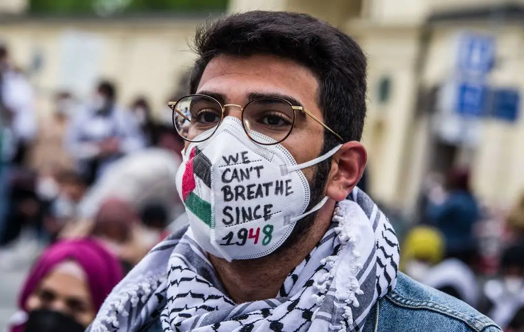 EuropaPress_3703583_11_may_2021_munich_demonstrator_has_we_cant_breathe_since_1948written_on