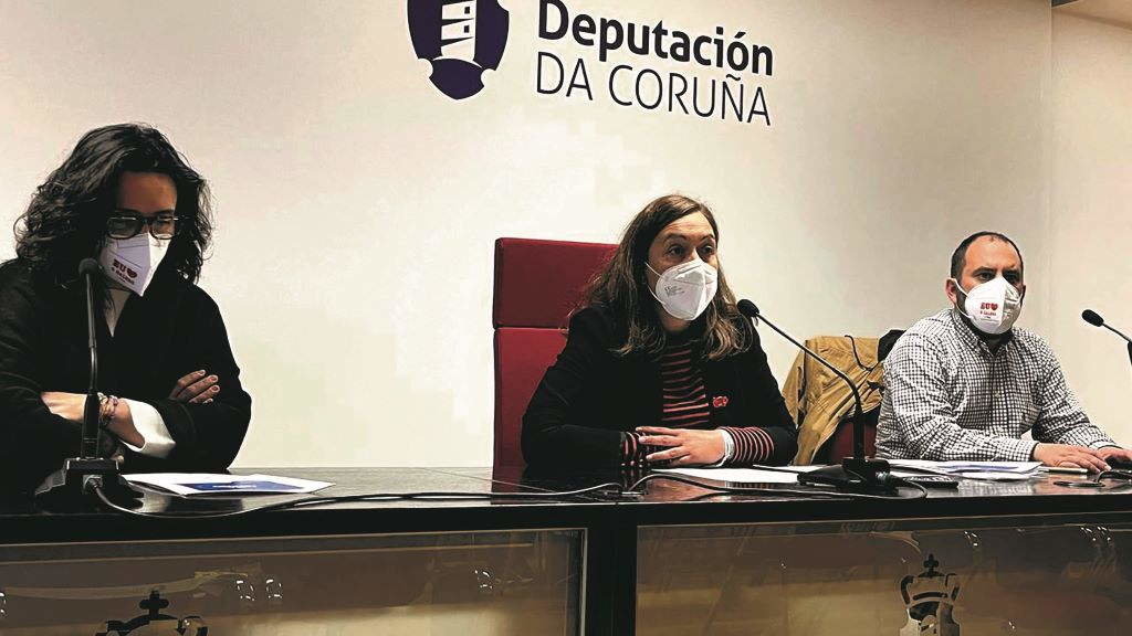 Celia Armas, María Muíño e Marcos Maceira na presentación do informe da Liña do Galego. (Foto: Nós Diario)