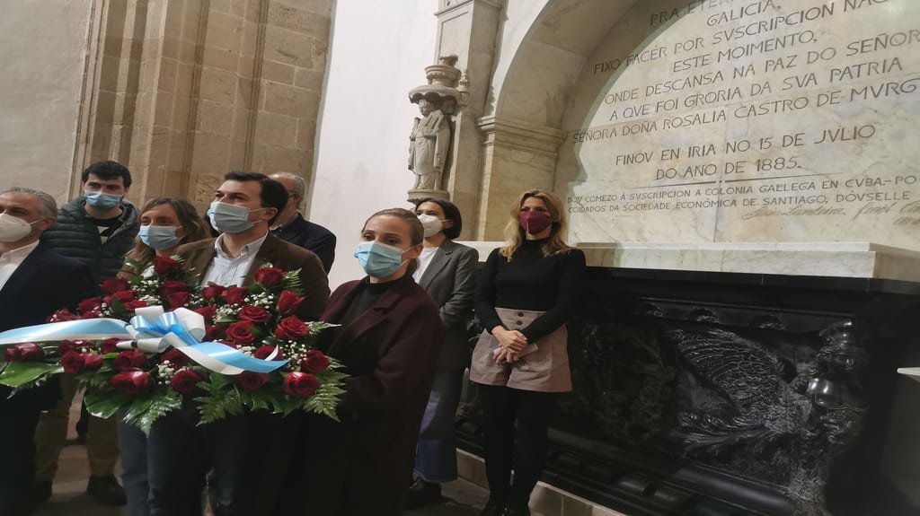 O secretario  xeral do PSdeG, Gonzalo Caballero, durante a ofrenda floral a Rosalía de Castro no Panteón de Galegos Ilustres de Compostela. (Foto: EP).