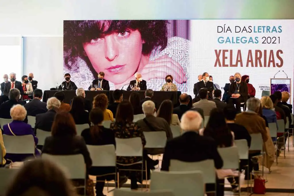 Imaxe do Pleno extraordinario da Academia para celebrar a figura de Xela Arias, a quen se dedica o D&iacute;a das Letras deste ano. Foto: RAG