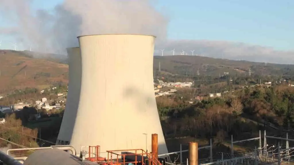 Torres de refrixeraci&oacute;n da central t&eacute;rmica das Pontes cun parque e&oacute;lico ao fondo (Foto: Endesa).