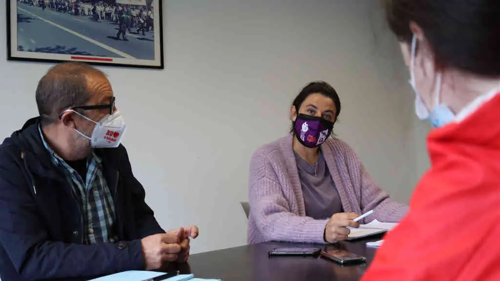 O secretario comarcal da Fgamt-CIG, Suso Garc&iacute;a, e a respons&aacute;bel de Igualdade da central, Ester Mari&ntilde;o, na rolda de prensa (N&oacute;s Diario).