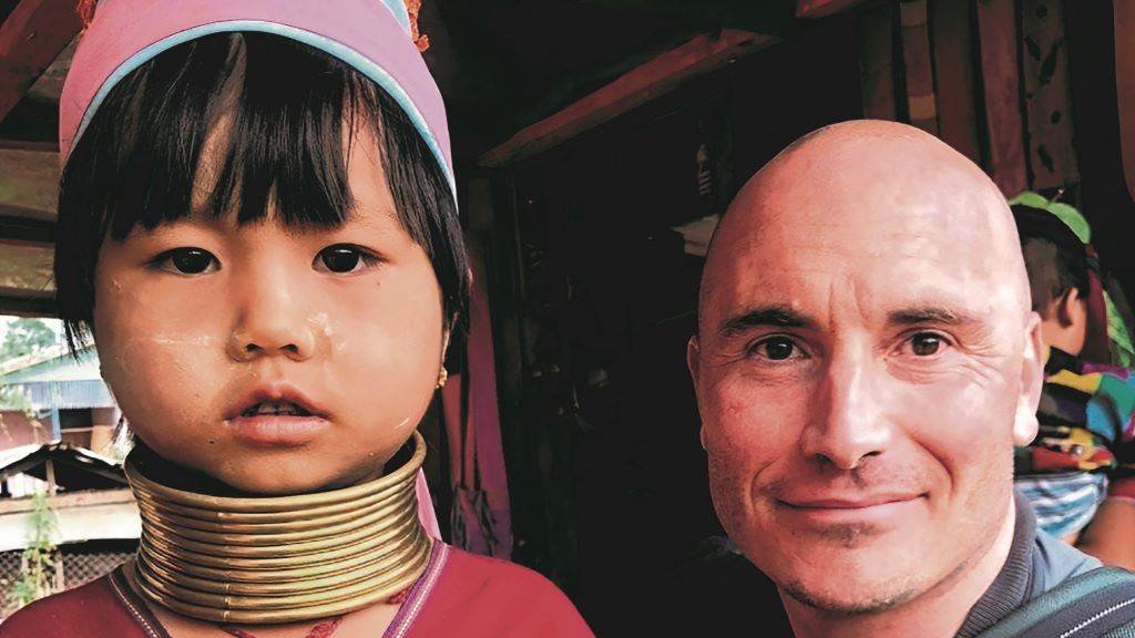 O fotógrafo Felipe Souto cunha nena de Myanmar. (Foto: Felipe Souto)