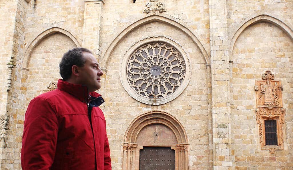 Armando Requeixo na Praza da Catedral de Mondoñedo (@Marcos Candia)-min