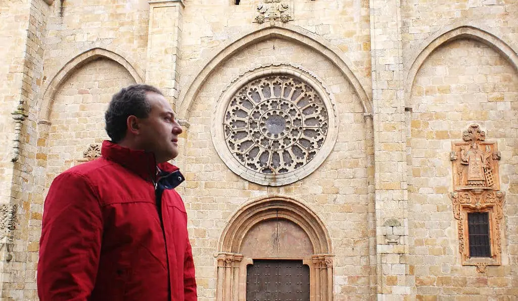 Armando Requeixo na Praza da Catedral de Mondo&ntilde;edo (@Marcos Candia)-min
