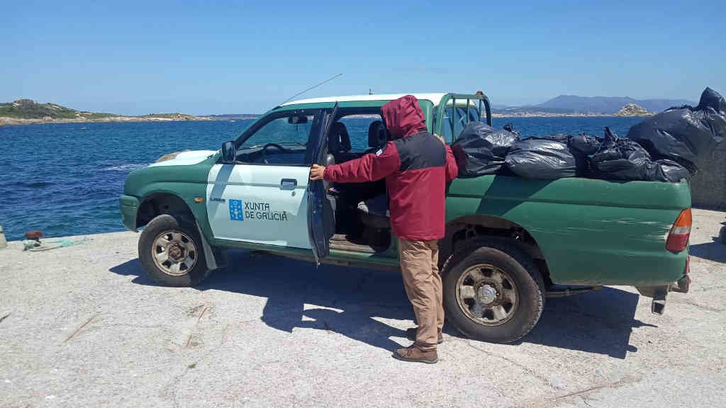 Un vixilante do Parque Nacional das Illas Atlánticas recollendo bolsas de lixo co vehículo da Xunta da Galiza (Nós Diario).