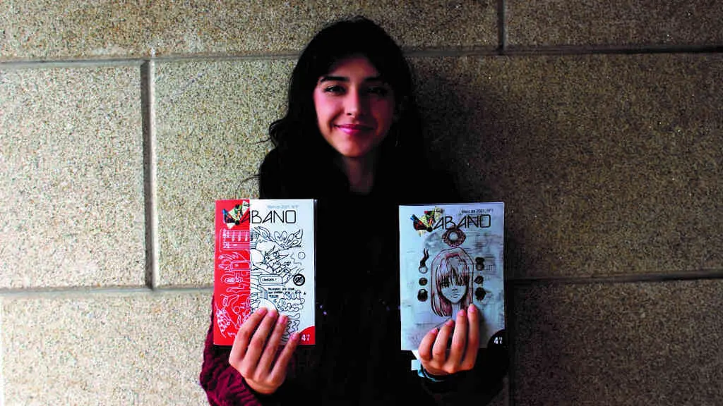 Ana Dom&iacute;nguez Abru&ntilde;edo cos dous primeiros n&uacute;meros da revista 'Abano' (Abano Revista).