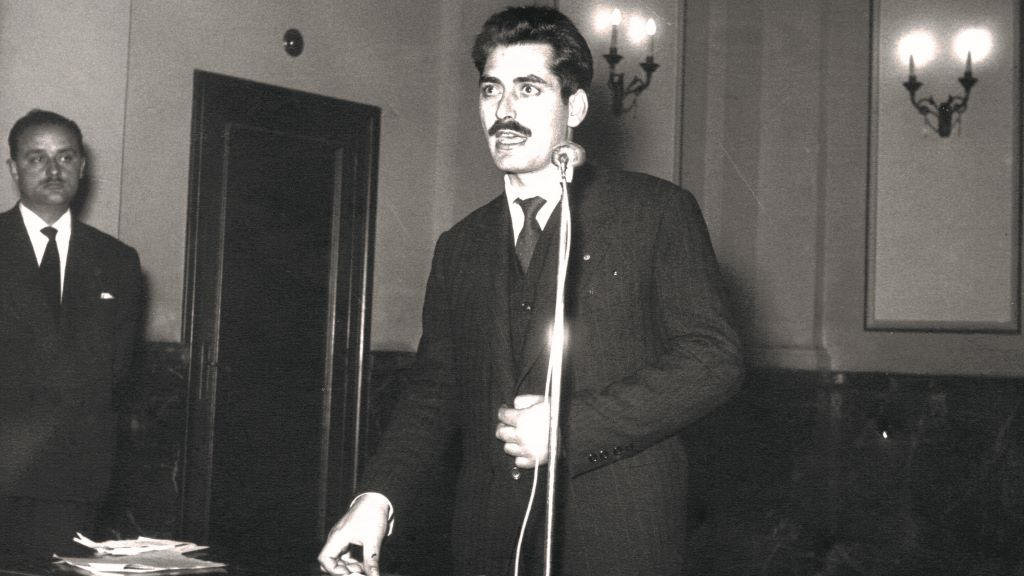 Manuel María nunha conferencia en 1950. (Foto: Arquivo Casa Museo Manuel María)
