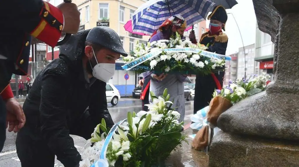 Ofrenda ante o monumento aos m&aacute;rtires de Carral. (Foto: Concello de Carral)