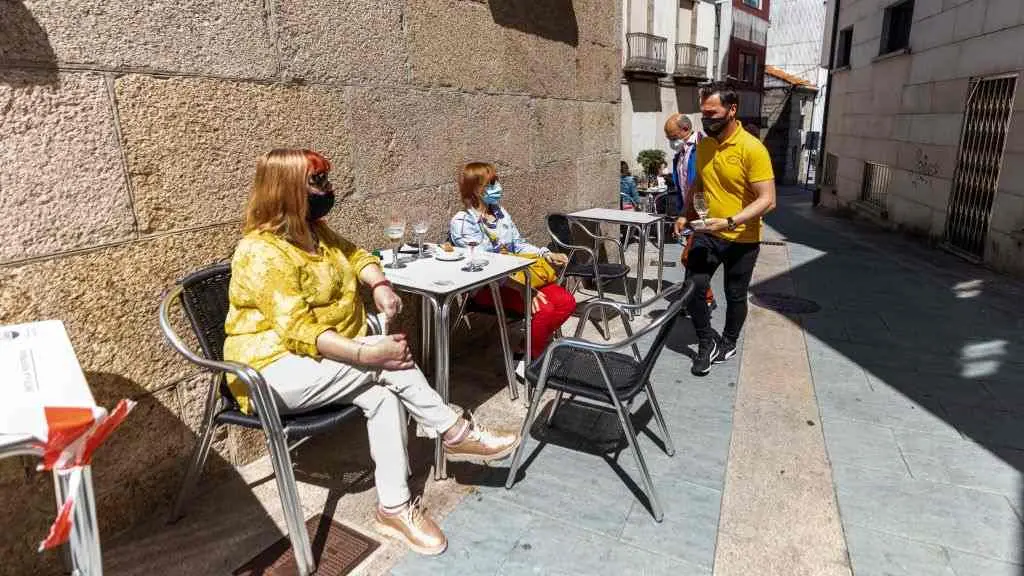Usuarias na terraza dun local de hostalar&iacute;a no Grove. (Foto: Beatriz Ciscar / Europa Press)