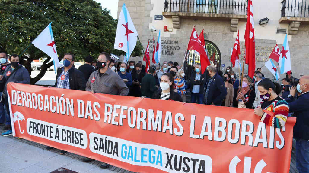 Concentración na Coruña diante da Delegación do Goberno español para pedir a derrogación das reformas laborais (Nós Diario).