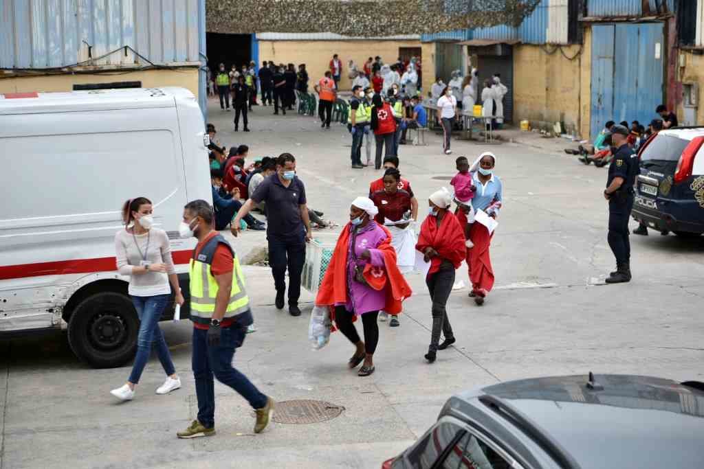 Persoal sanitario atende menores en Ceuta (Foto: Antonio Sempere / Europa Press)