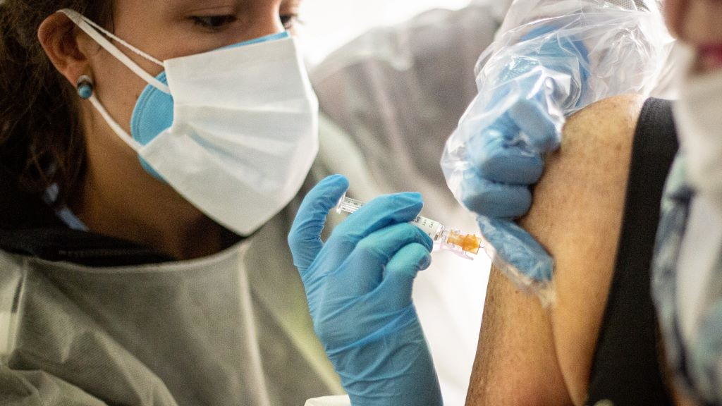 Unha enfermeira inxecta unha vacina contra a gripe. (Foto: Unha enfermeira inxecta unha vacina contra a gripe).