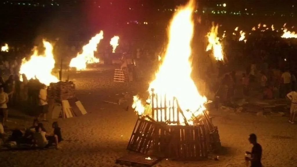 Unha noite de San Xo&aacute;n na praia, na Coru&ntilde;a, nunha imaxe de arquivo. (Foto: Europa Press)
