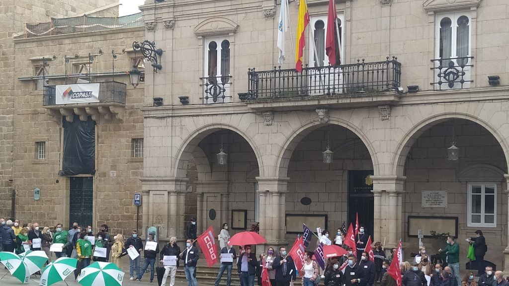 Protesta ás portas da Casa Consistorial de Ourense. (Foto: Europa Press)