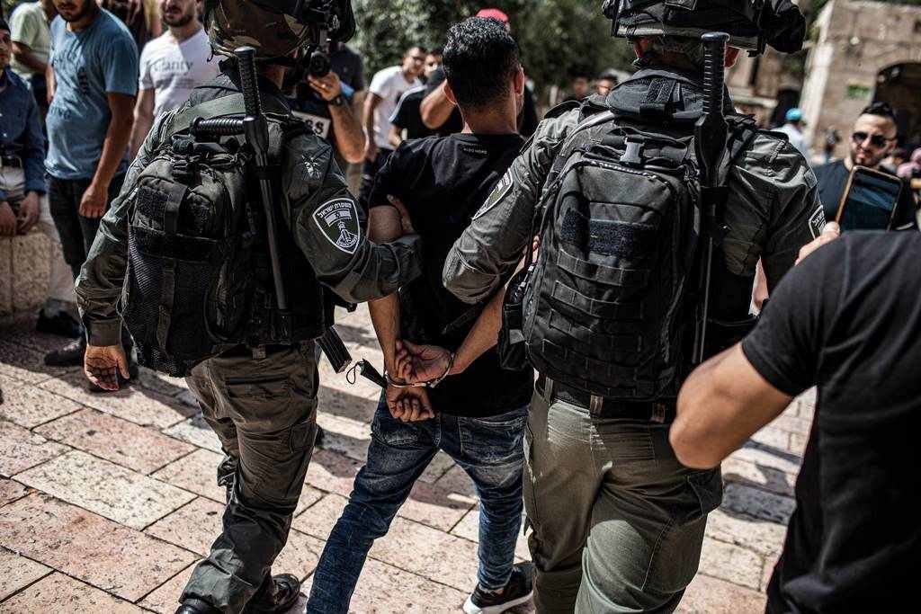 EuropaPress_3727146_21_may_2021_israel_jerusalem_israeli_policemen_arrest_man_following_clashes