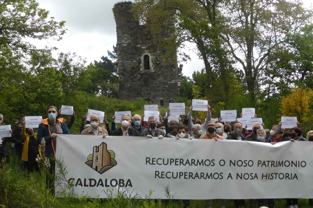Manifestación diante da Torre de Caldaloba (Cospeito). (Foto: cedida)