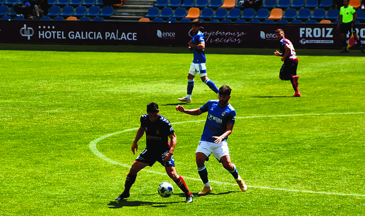 Houbo que agardar até o minuto 62 para o primeiro gol dos do Lérez ante o Oviedo B. Logo chegarían dous máis até o 3-0 definitivo. (Foto: Fútbol asturiano).