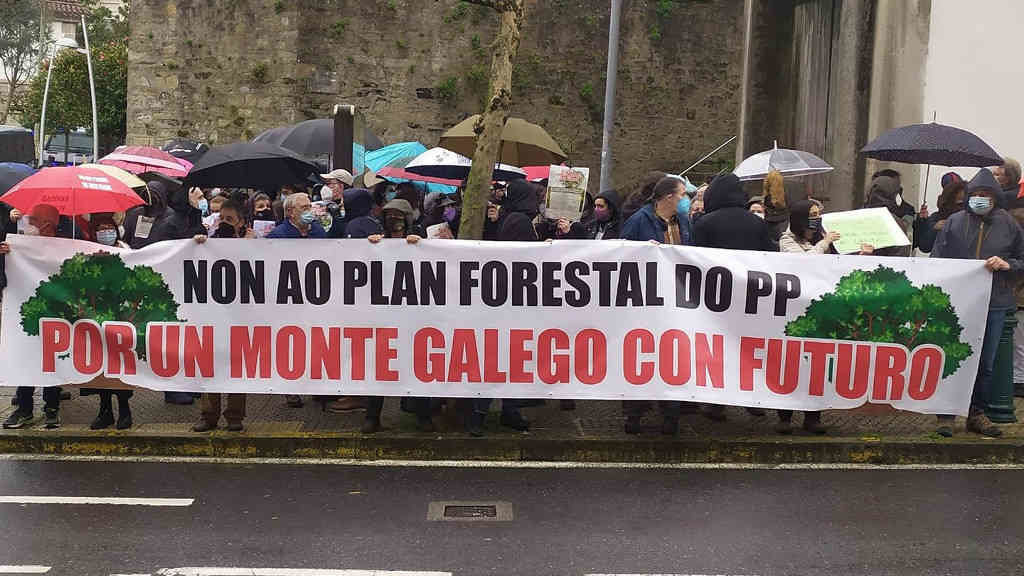 Concentración de comuneiras e comuneiros o pasado 23 de febreiro diante do Parlamento da Galiza (Orgaccmm).
