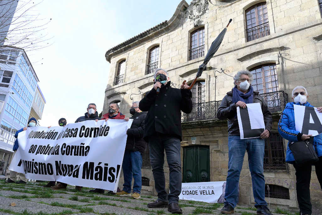 Protesta en decembro para pedir a devolución da Casa Cornide. (Foto: M. Dylan / Europa Press)