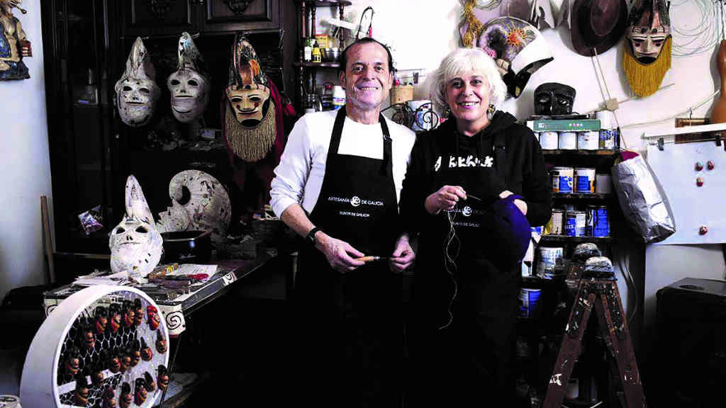 Santiago Martínez Santana e Aurora Dacal Castro no seu obradoiro en Xinzo de Limia (Fundación Artesanía da Galiza).