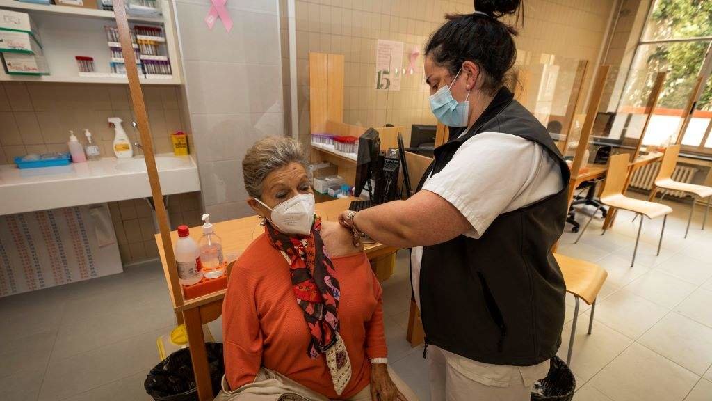 Unha muller recibe unha vacina en Pontevedra. (Foto: Beatriz Ciscar / Europa Press)