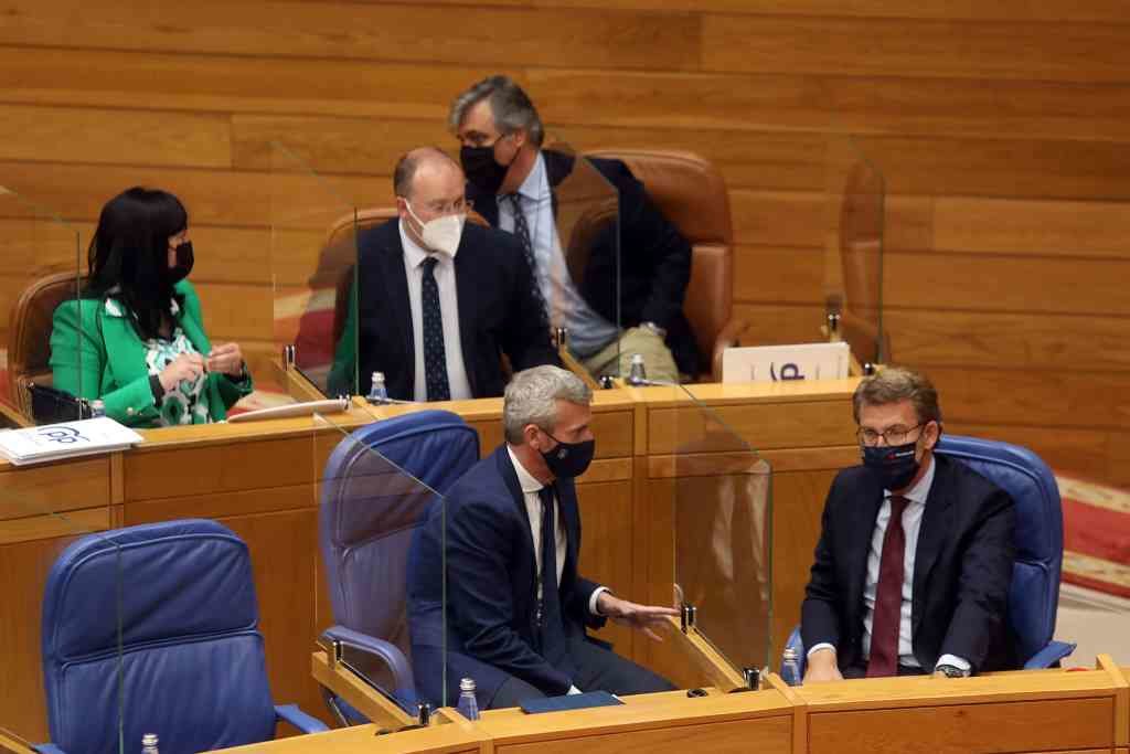 Alberto Núñez Feixoo e Alfonso Rueda, no Parlamento galego (Foto: Arxina)