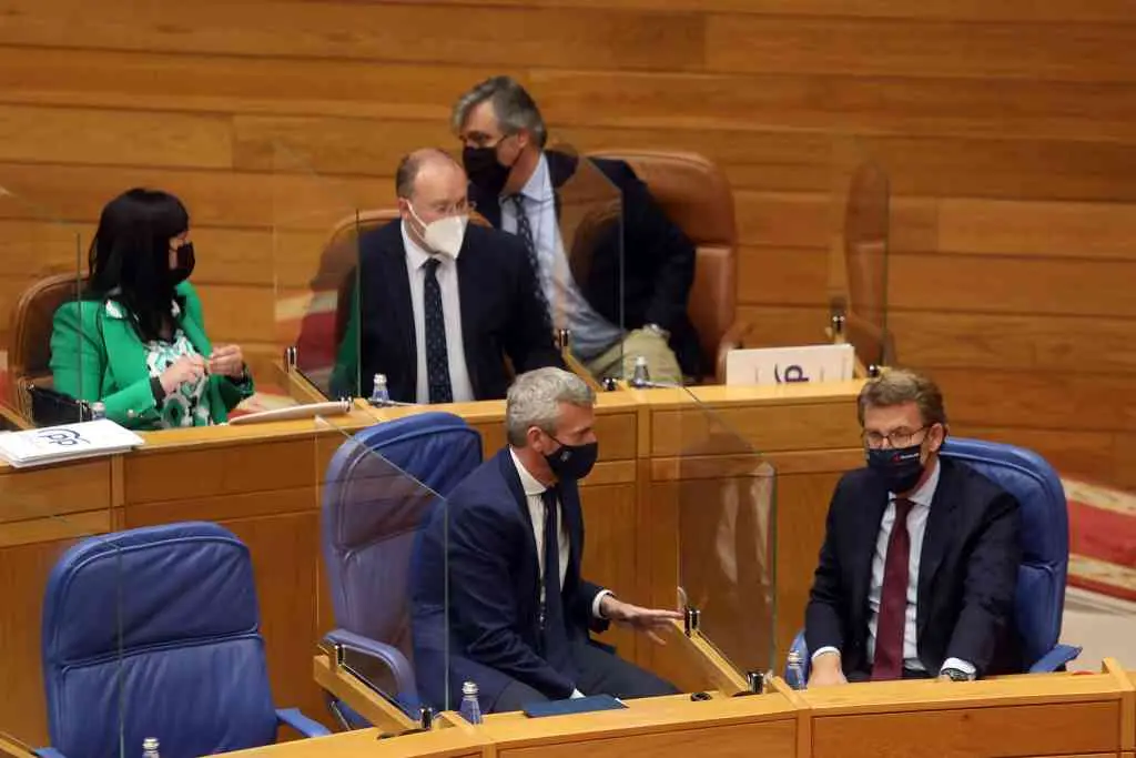 Alberto N&uacute;&ntilde;ez Feixoo e Alfonso Rueda, no Parlamento galego (Foto: Arxina)