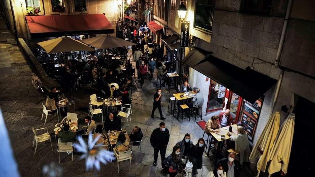 Ambiente nas rúas de Ourense após a ampliación do horario de bares e cafetarías. (Foto: Rosa Veiga / Europa Press)